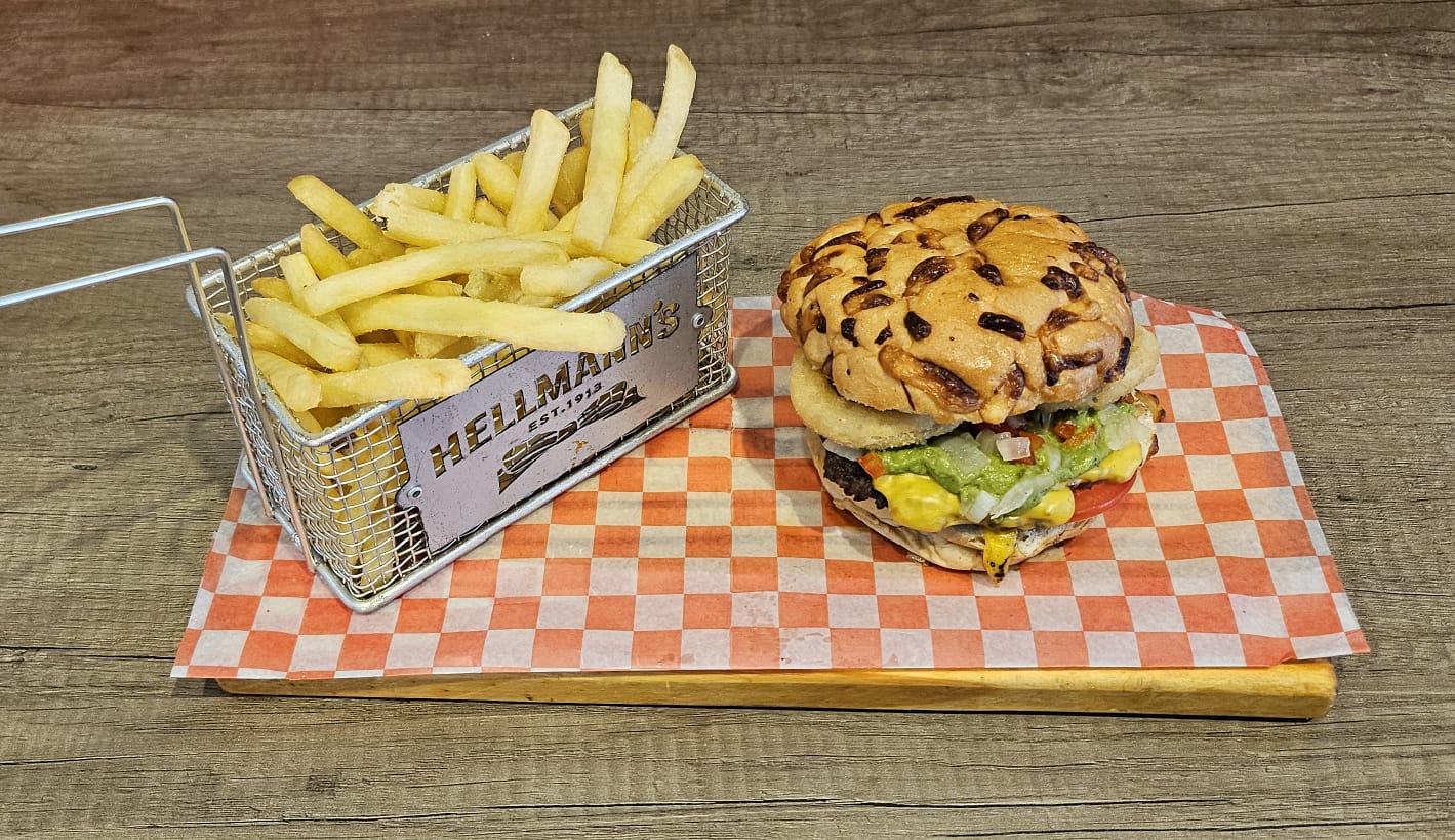 Burger Onion Guacamole + Papas Fritas